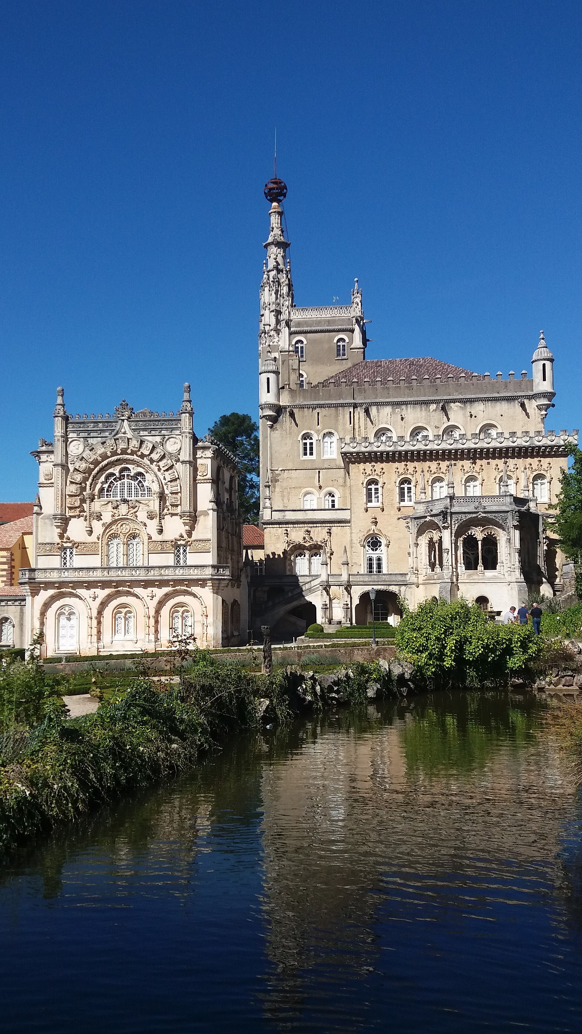The Palace Hotel do Bussaco reflected in its lake